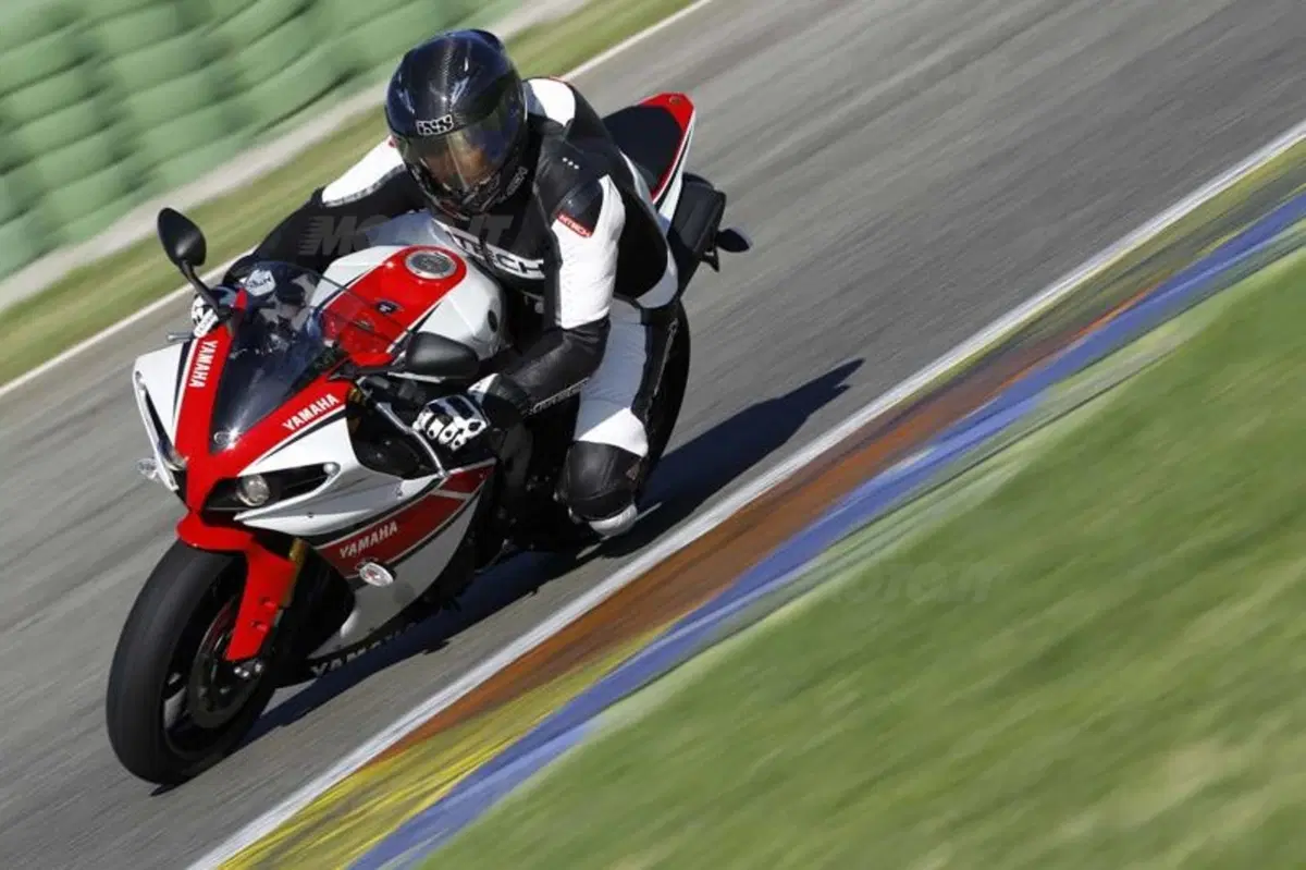 Yamaha YZF-R1 2012  (21)