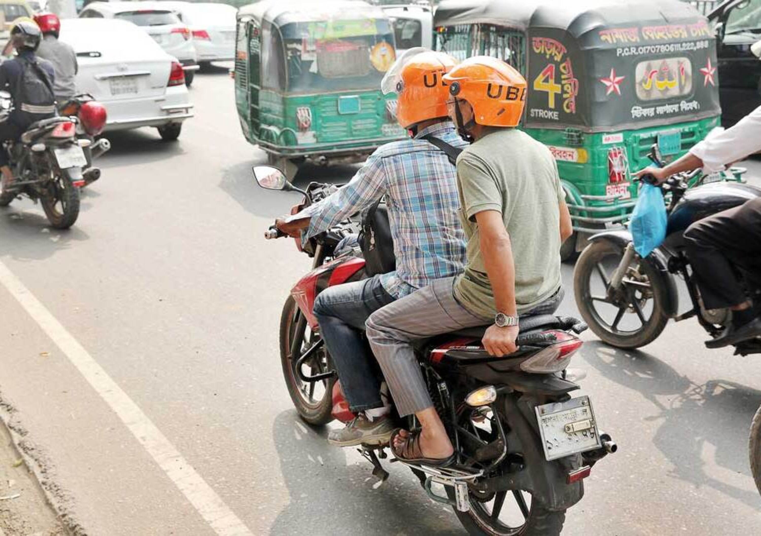Moto nel mondo. I taxi a due ruote che riducono il traffico in Bangladesh
