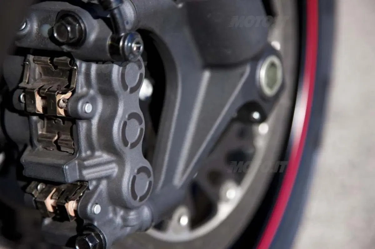 Yamaha YZF-R1 2012  (30)