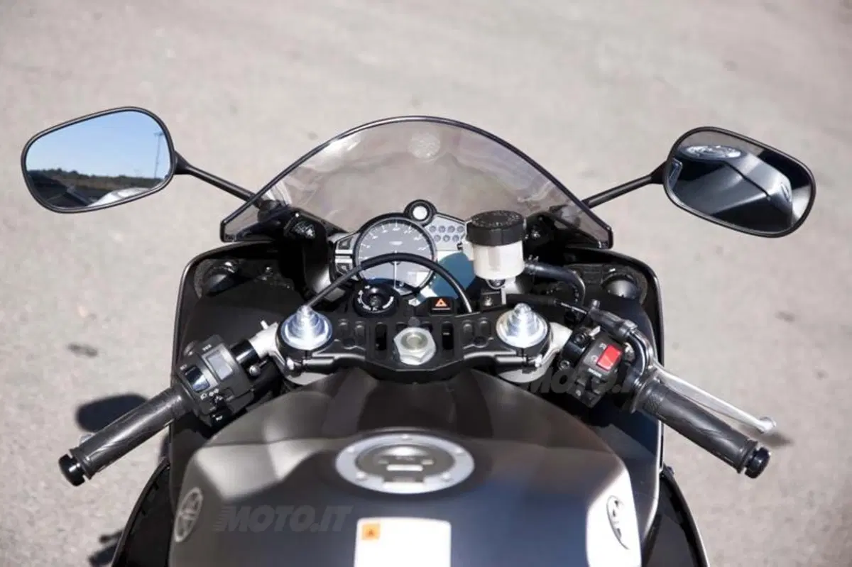 Yamaha YZF-R1 2012  (31)