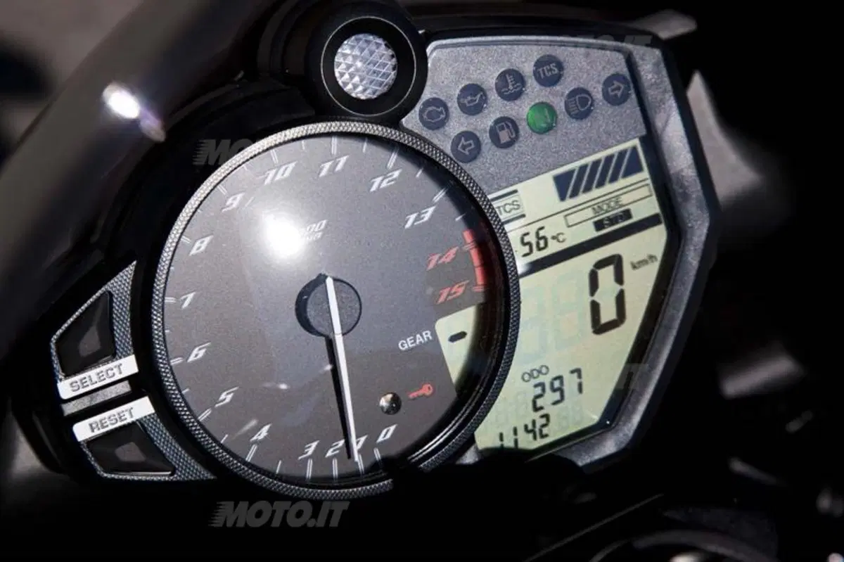 Yamaha YZF-R1 2012  (32)