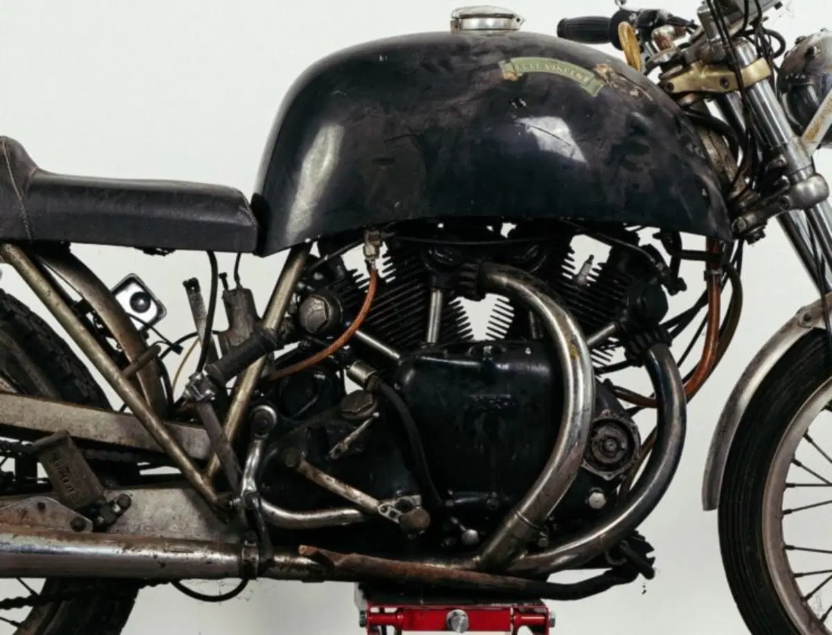 Egli-Vincent Black Shadow: la supermoto anni ’50 all’asta (2)