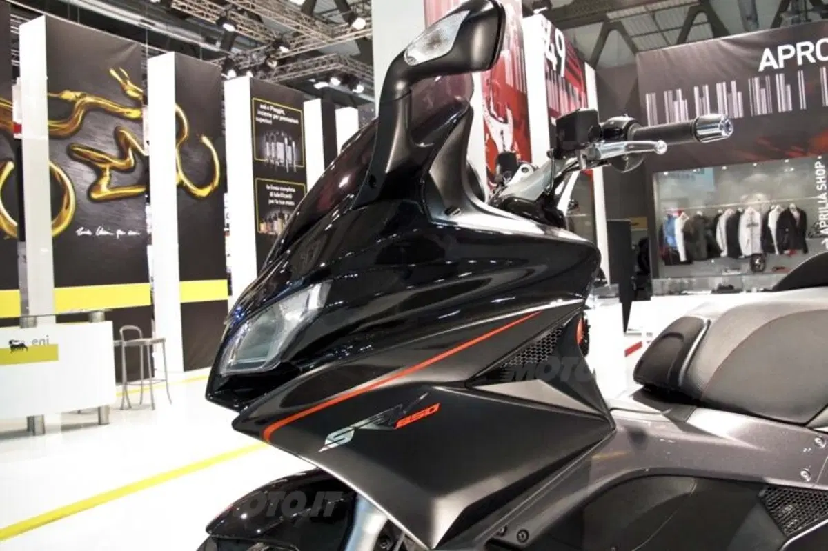 Nuovo maxiscooter Aprilia SRV 850 