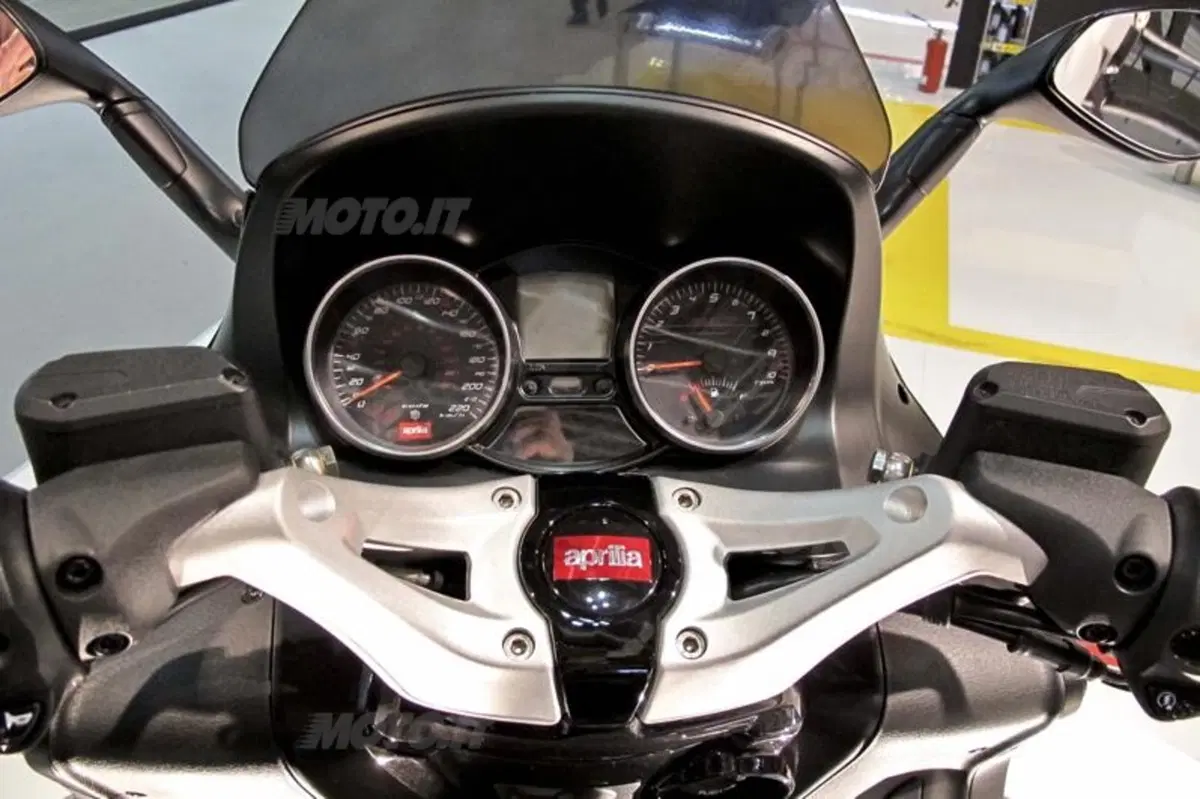 Nuovo maxiscooter Aprilia SRV 850  (2)