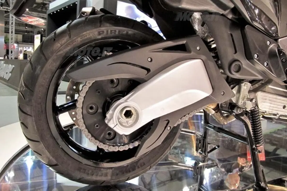 Nuovo maxiscooter Aprilia SRV 850  (4)