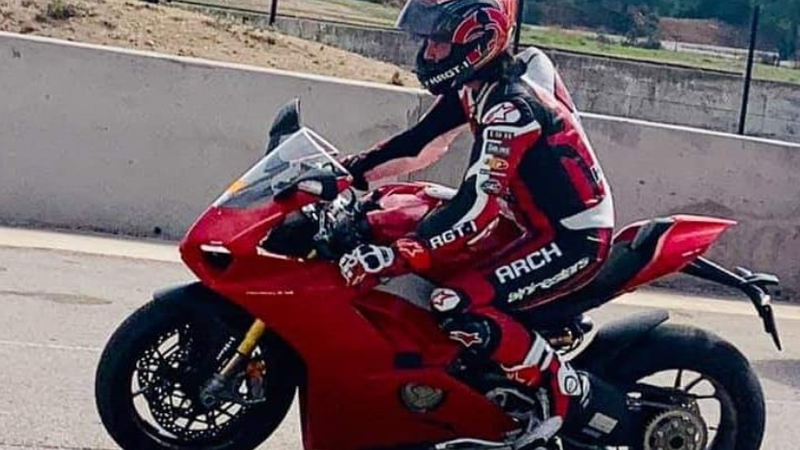 Keanu Reeves in sella alla Panigale V4S a Calafat