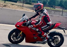 Keanu Reeves in sella alla Panigale V4S a Calafat