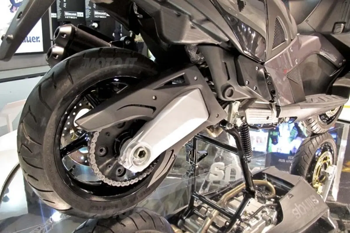 Nuovo maxiscooter Aprilia SRV 850  (5)