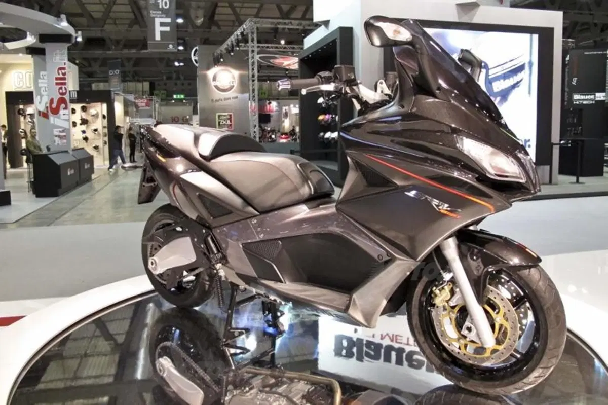 Nuovo maxiscooter Aprilia SRV 850  (6)