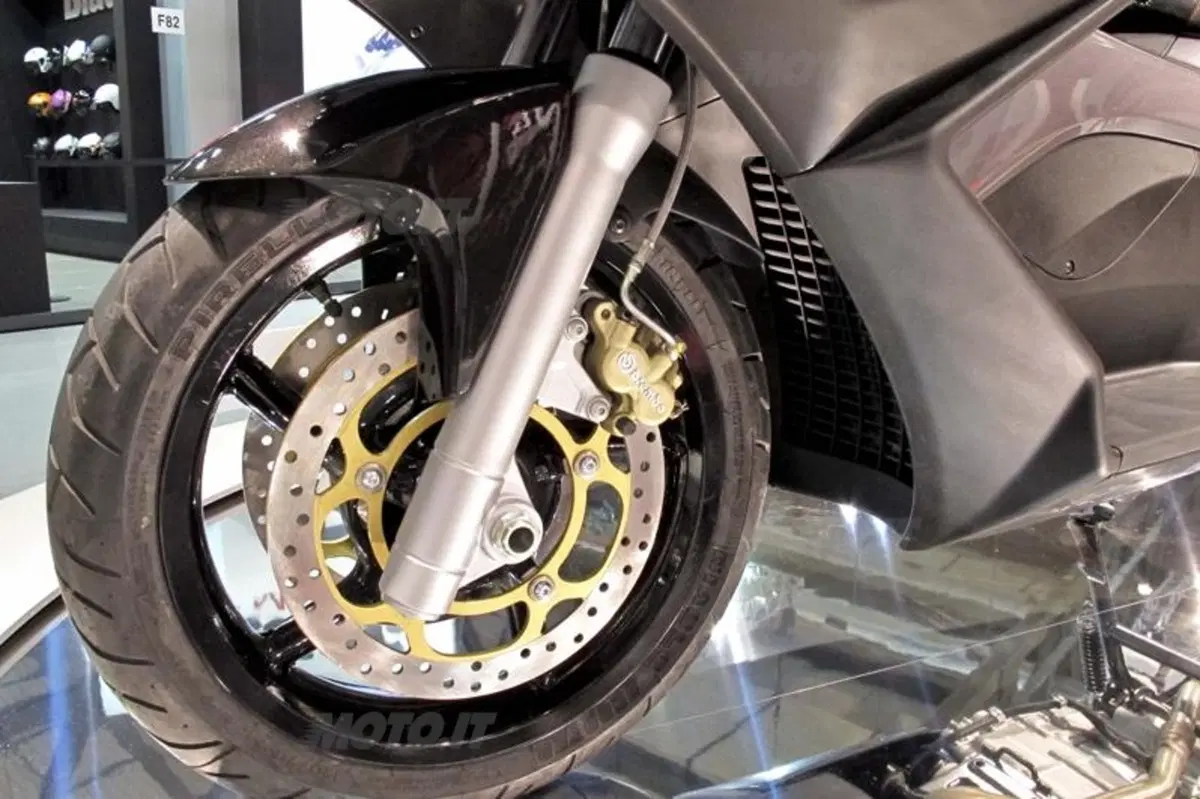 Nuovo maxiscooter Aprilia SRV 850  (9)