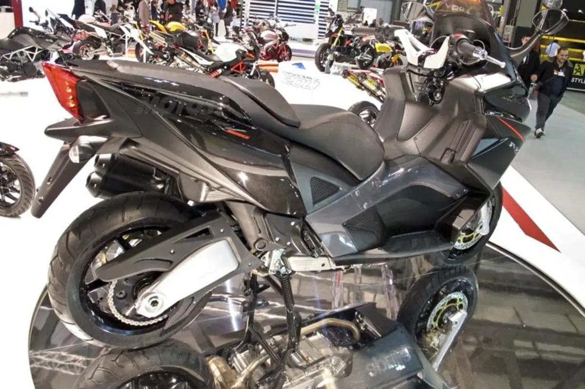Nuovo maxiscooter Aprilia SRV 850  (10)