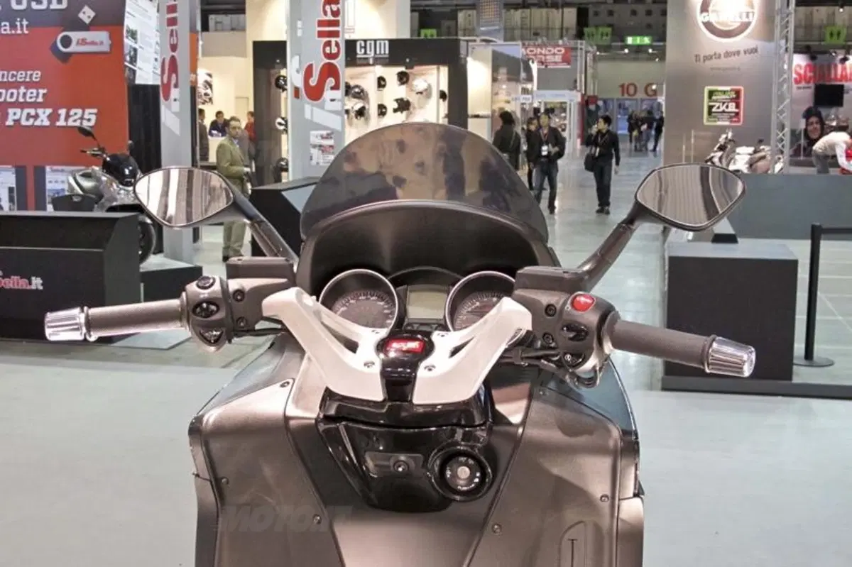 Nuovo maxiscooter Aprilia SRV 850  (11)