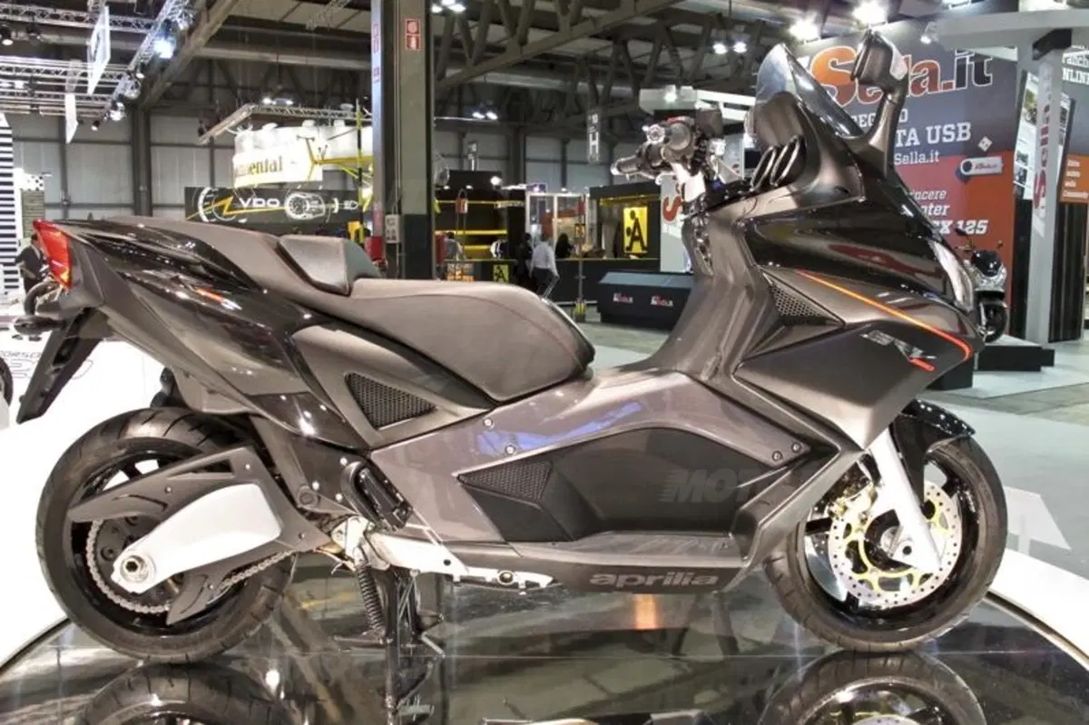 Nuovo maxiscooter Aprilia SRV 850  (12)