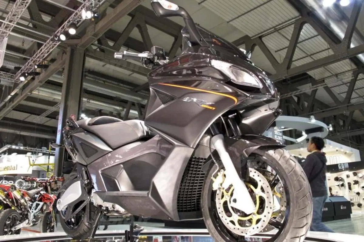 Nuovo maxiscooter Aprilia SRV 850  (13)