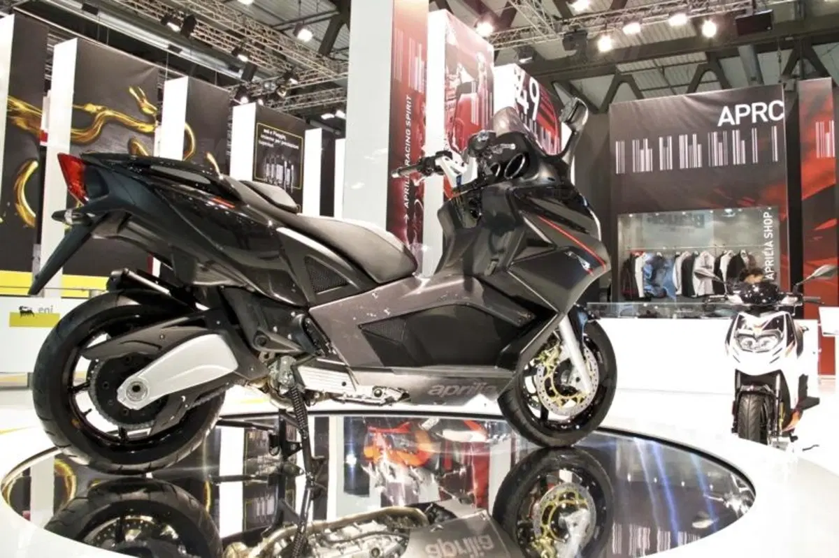 Nuovo maxiscooter Aprilia SRV 850  (16)