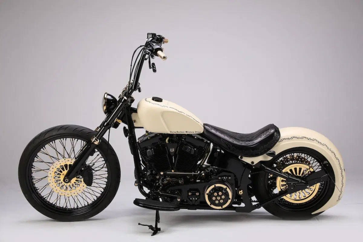 Harley Davidson "White Unique": la moto donata al Papa all'asta per beneficenza