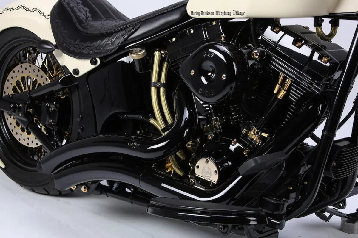 Harley Davidson 'White Unique': la moto donata al Papa all'asta per beneficenza (3)