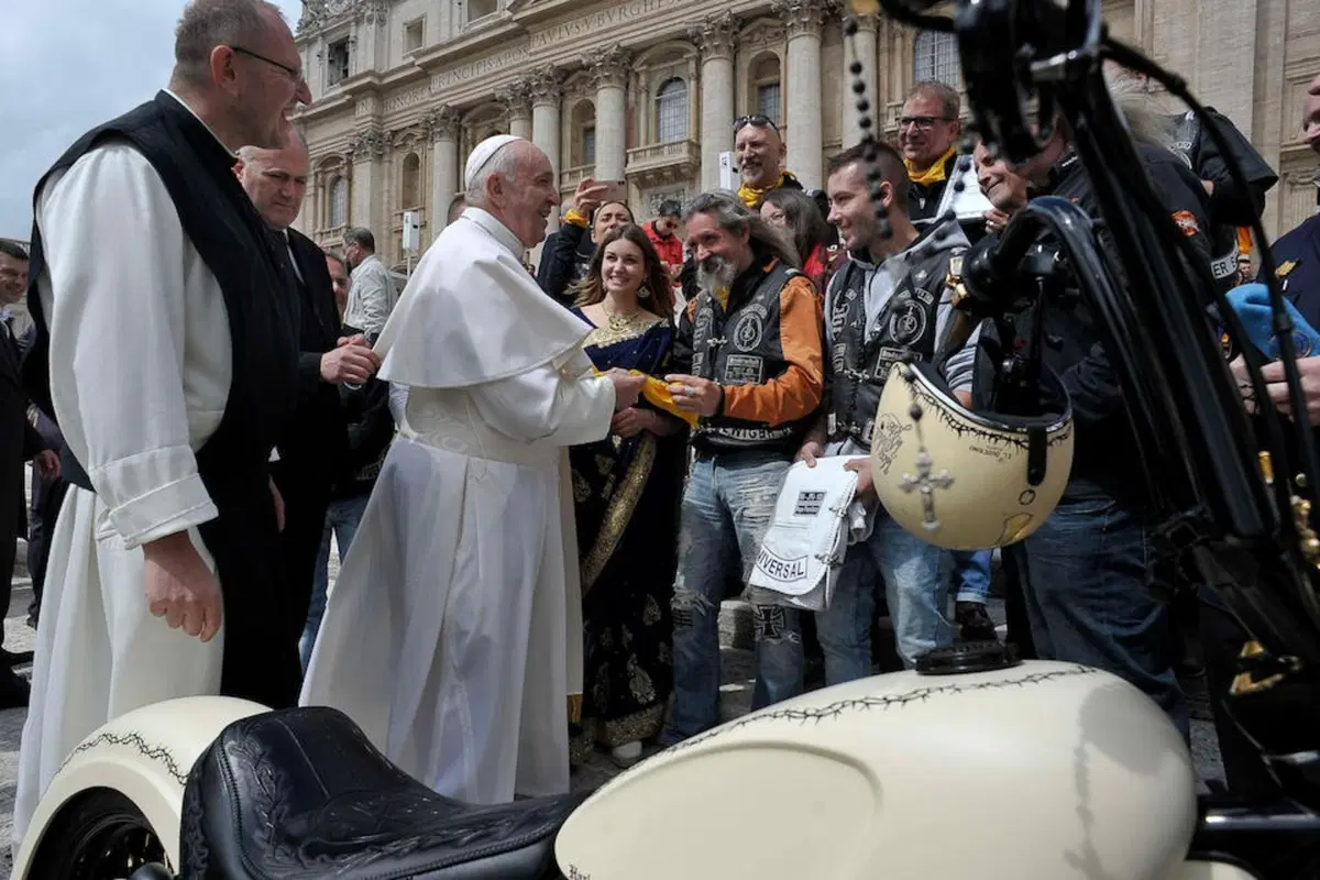 Harley Davidson 'White Unique': la moto donata al Papa all'asta per beneficenza (4)