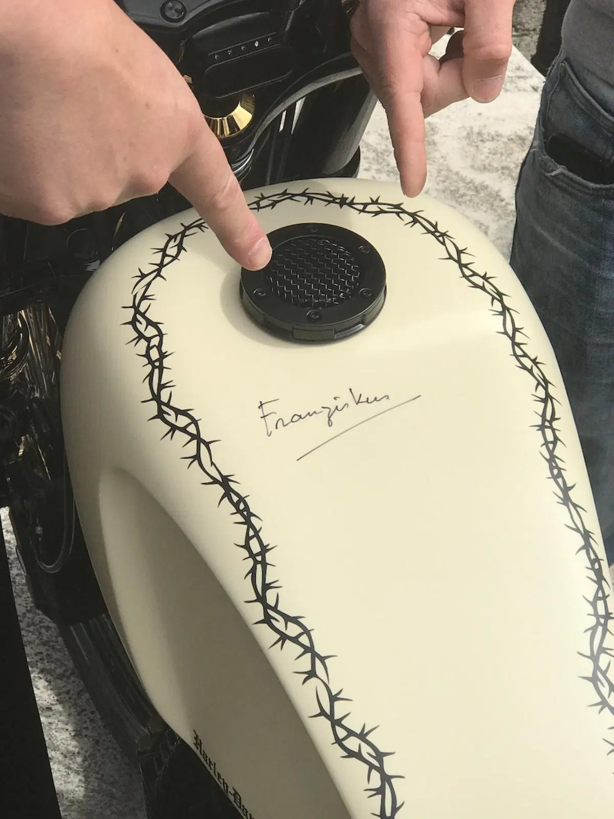 Harley Davidson 'White Unique': la moto donata al Papa all'asta per beneficenza (5)