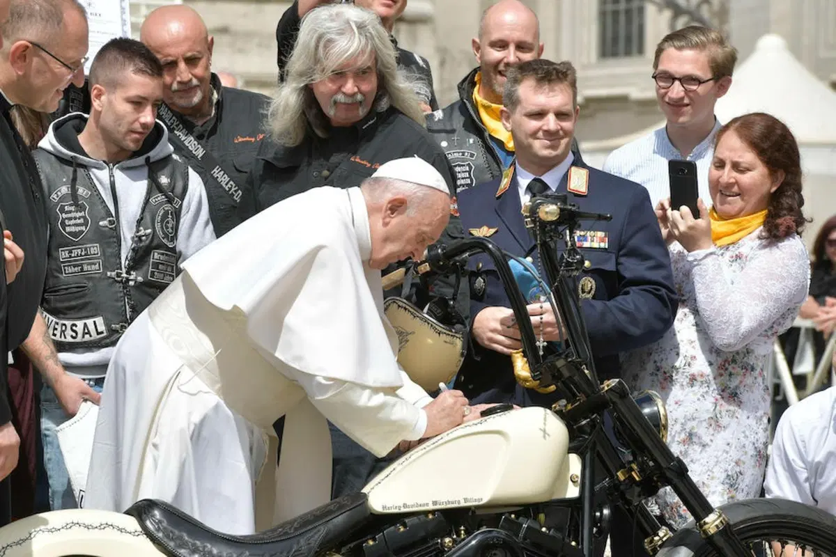 Harley Davidson 'White Unique': la moto donata al Papa all'asta per beneficenza (6)