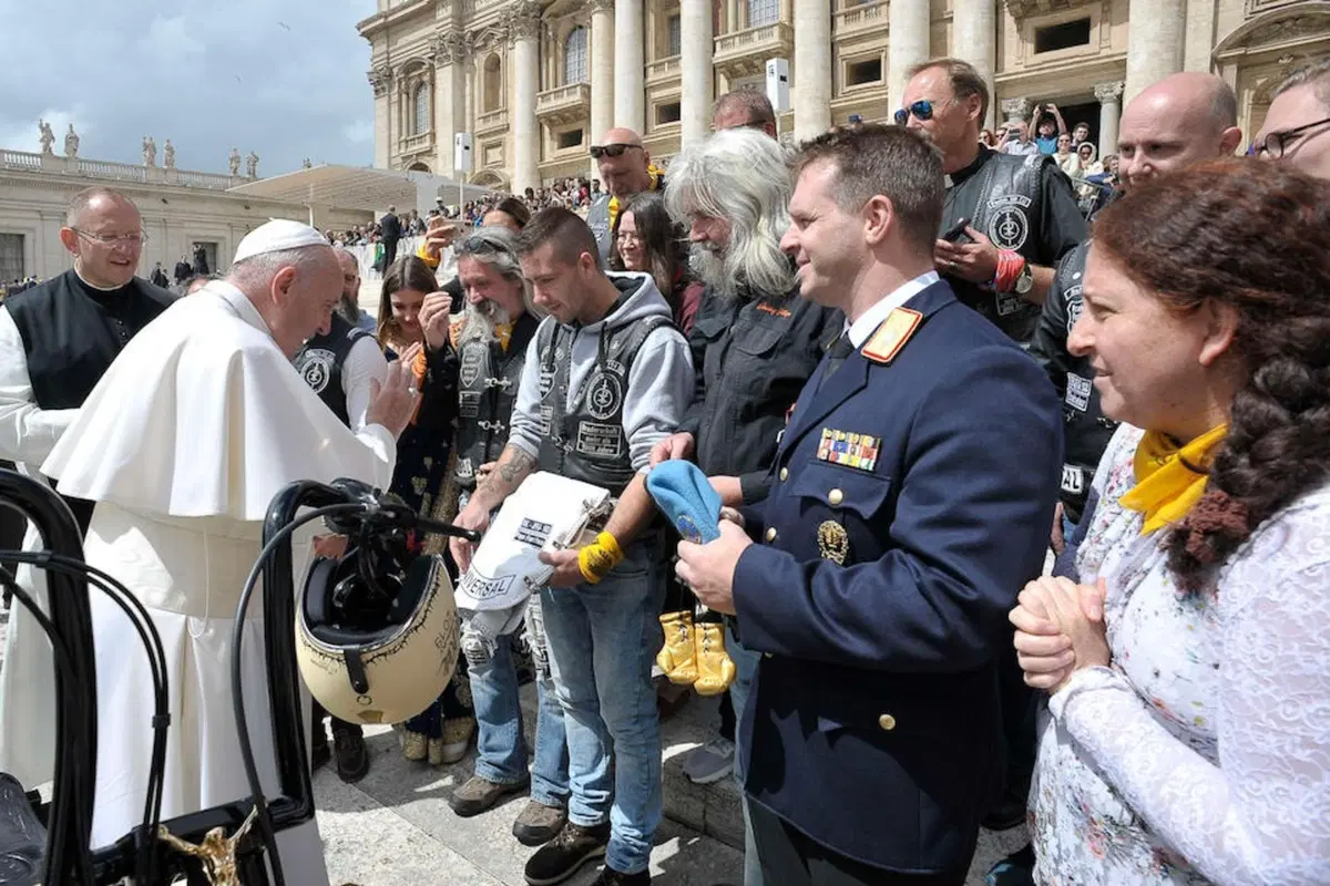 Harley Davidson 'White Unique': la moto donata al Papa all'asta per beneficenza (7)