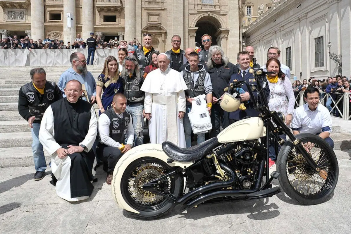 Harley Davidson 'White Unique': la moto donata al Papa all'asta per beneficenza (9)