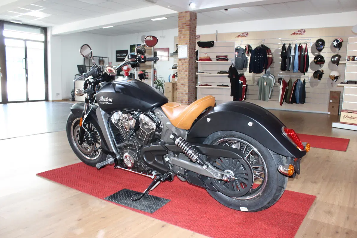 Indian a Roma: apre Custom Bros ed è subito successo! (8)