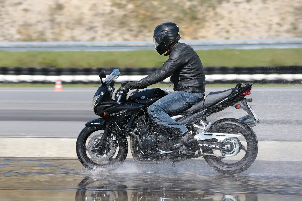 Metzeler Roadtec 01: ancora più efficace sul bagnato (10)