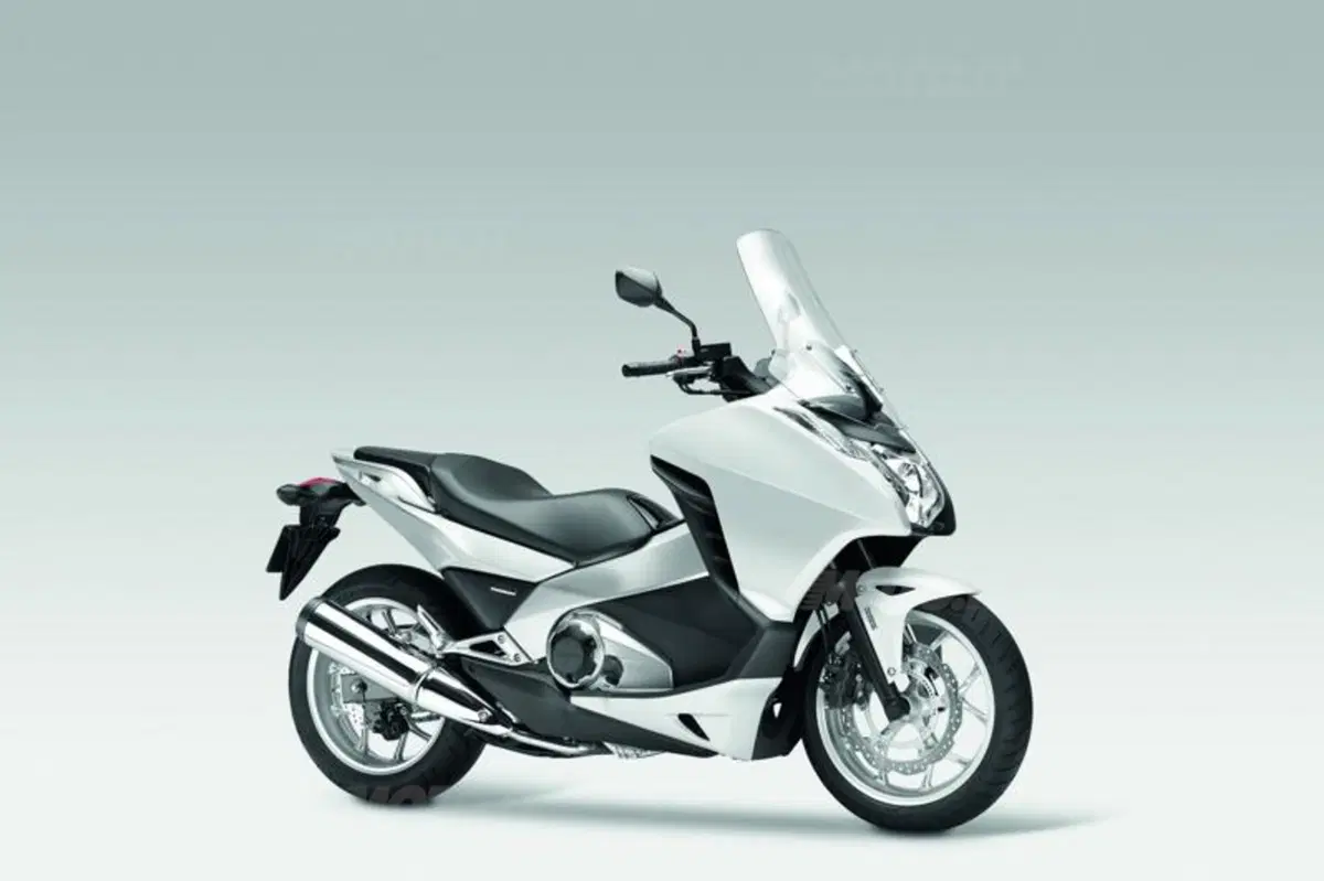 Honda Integra 700. Sembra uno scooter, va come una moto
