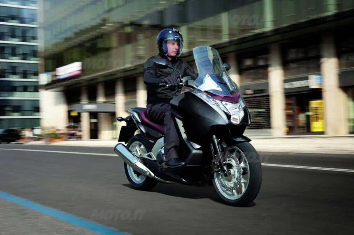 Honda Integra 700. Sembra uno scooter, va come una moto (2)