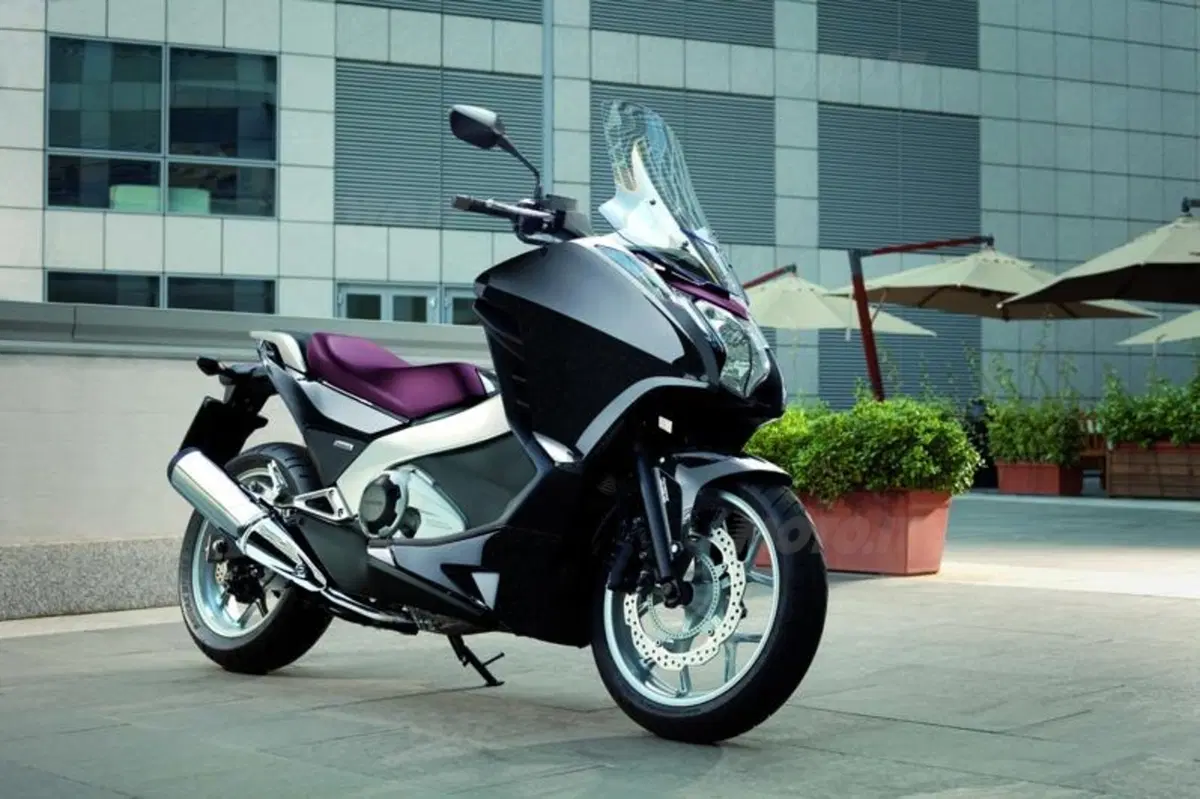 Honda Integra 700. Sembra uno scooter, va come una moto (3)