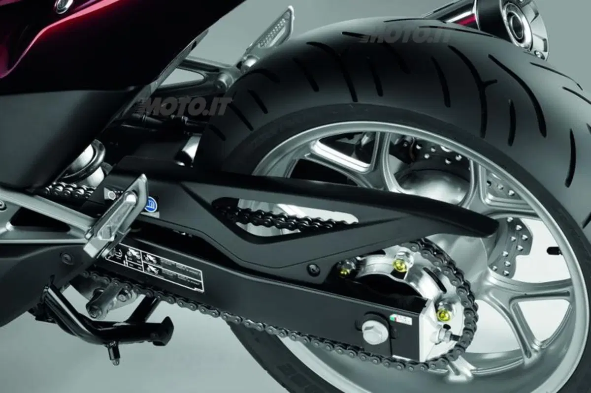 Honda Integra 700. Sembra uno scooter, va come una moto (5)