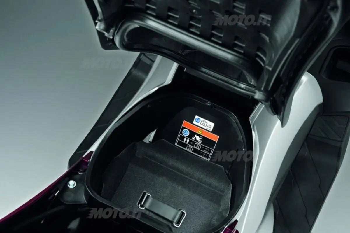 Honda Integra 700. Sembra uno scooter, va come una moto (6)