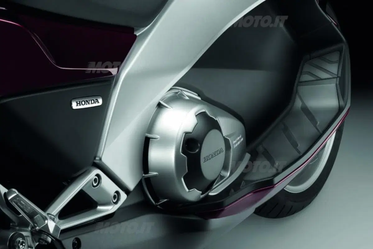 Honda Integra 700. Sembra uno scooter, va come una moto (7)