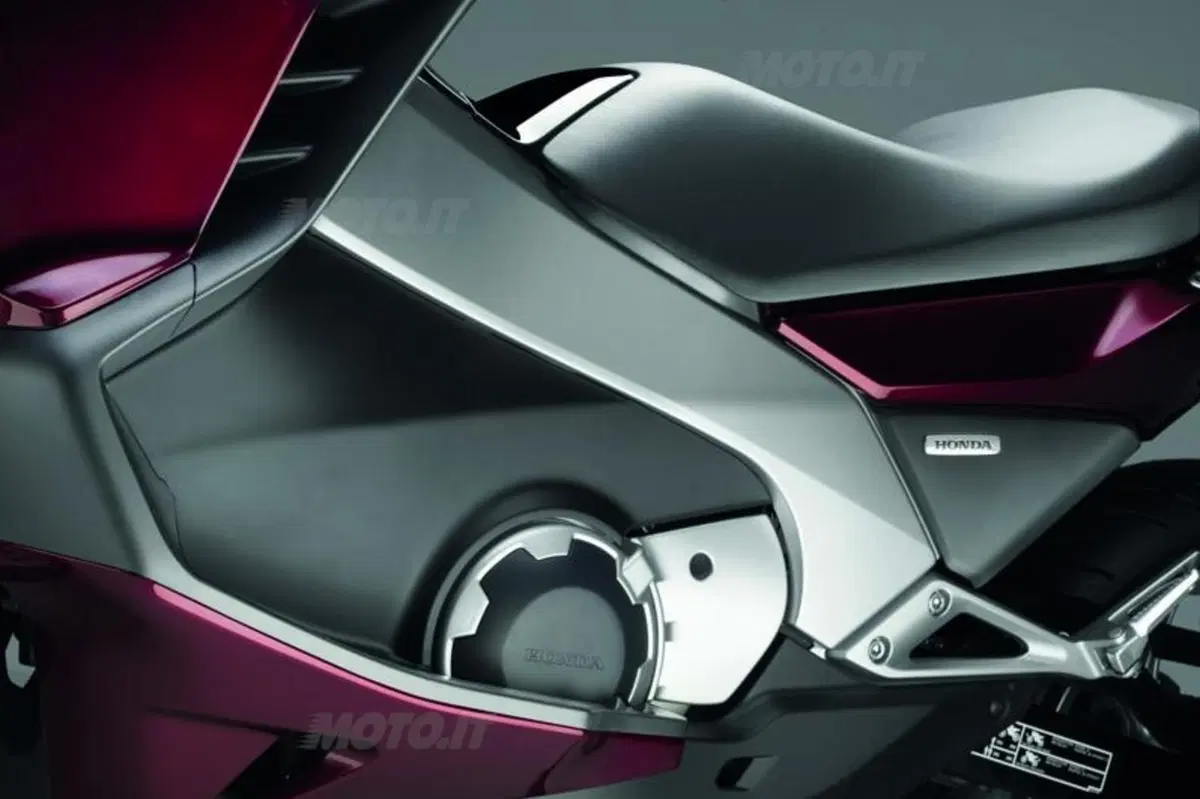 Honda Integra 700. Sembra uno scooter, va come una moto (8)