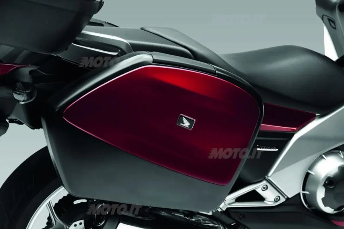 Honda Integra 700. Sembra uno scooter, va come una moto (10)