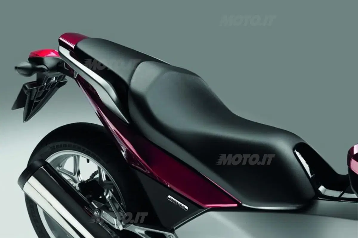 Honda Integra 700. Sembra uno scooter, va come una moto (11)