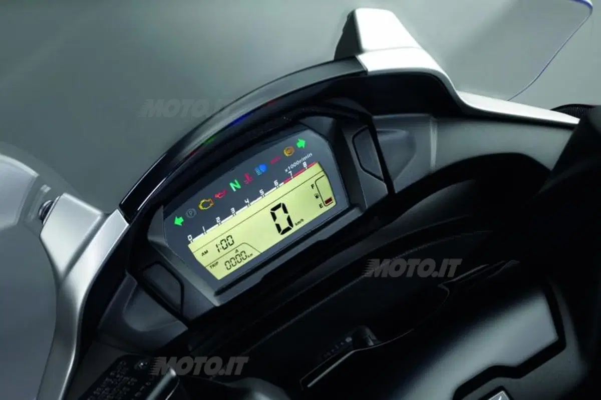 Honda Integra 700. Sembra uno scooter, va come una moto (12)