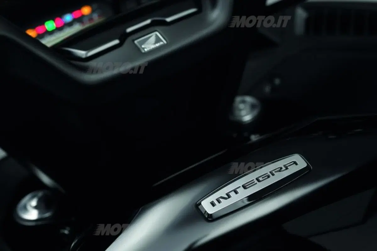 Honda Integra 700. Sembra uno scooter, va come una moto (14)