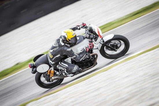 In sella alla Moto Guzzi V7 III preparata per il trofeo Fast Endurance