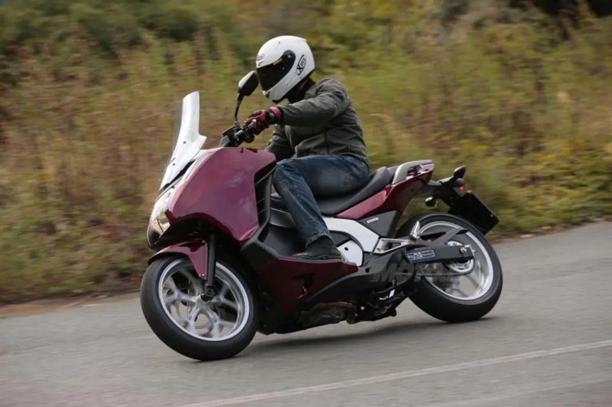 Honda Integra 700  (6)