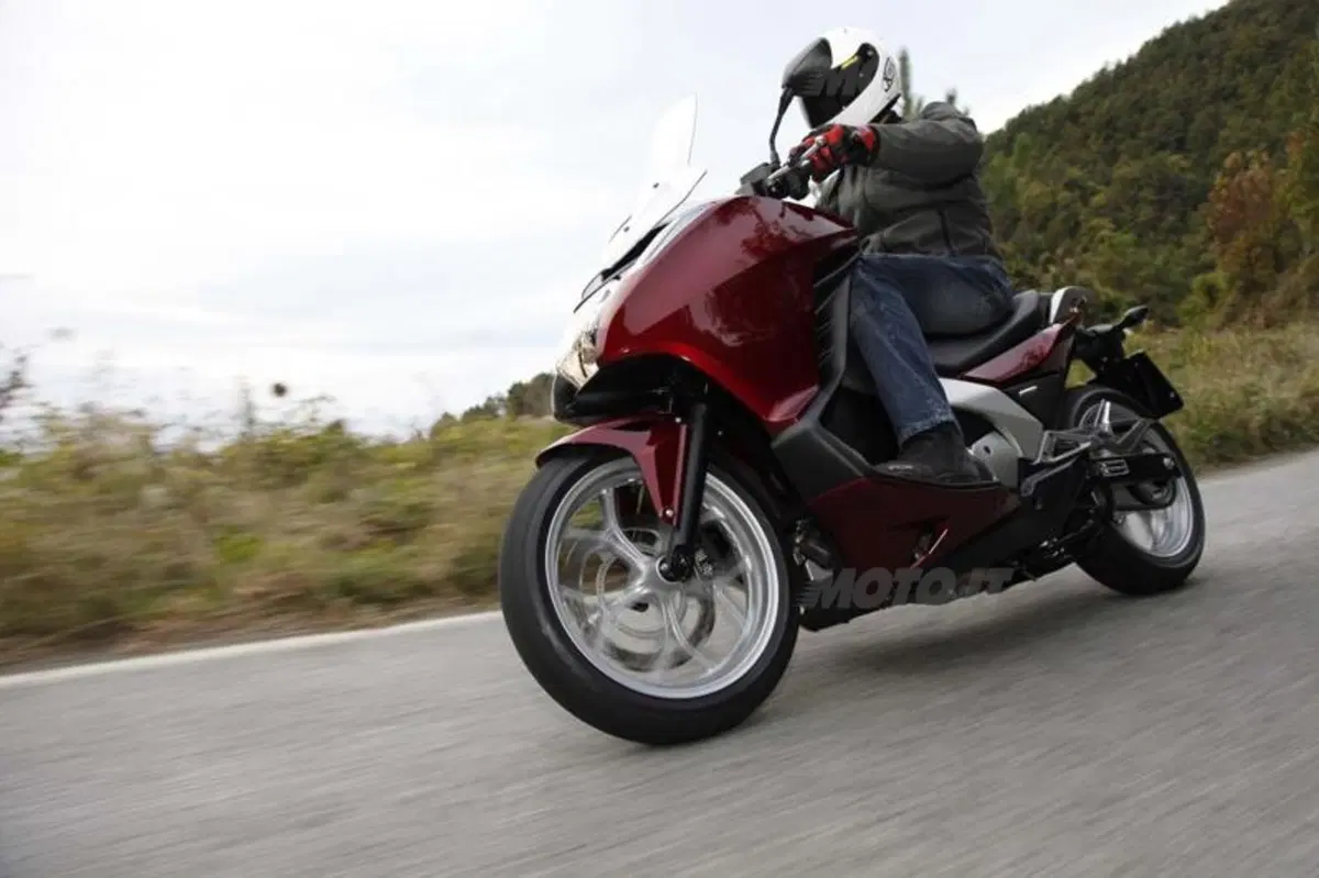 Honda Integra 700  (7)