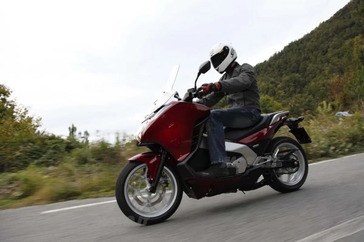 Honda Integra 700  (8)