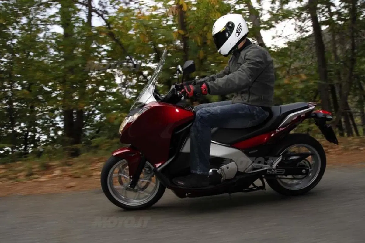 Honda Integra 700  (9)
