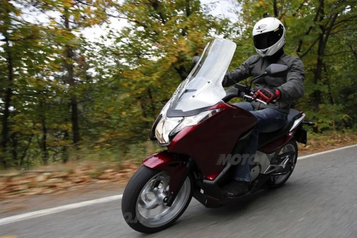 Honda Integra 700  (10)