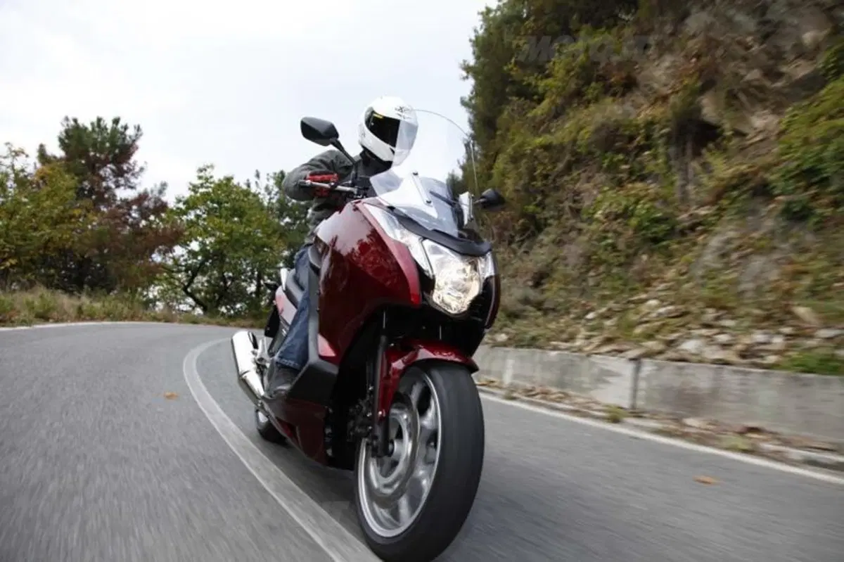 Honda Integra 700  (11)
