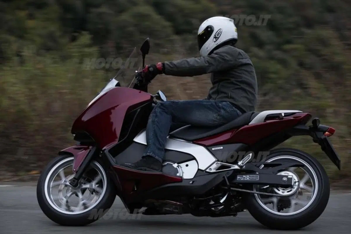 Honda Integra 700  (16)