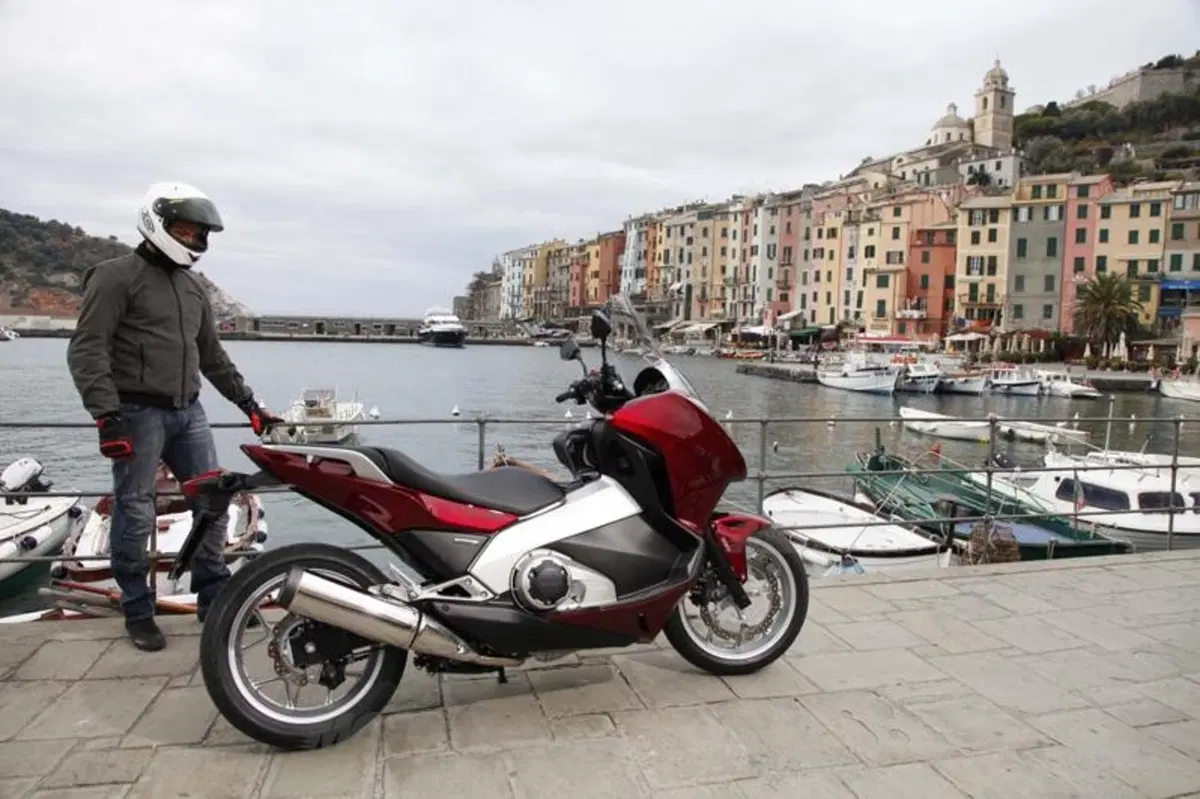 Honda Integra 700  (17)
