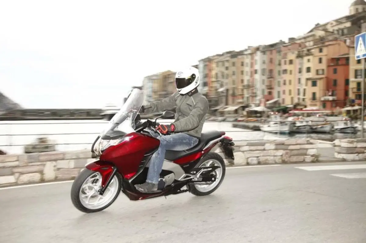 Honda Integra 700  (18)