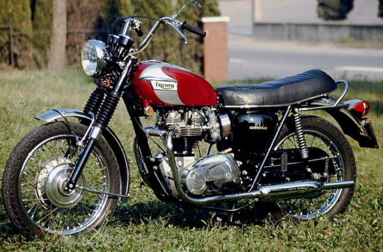 La Triumph Bonneville rappresenta al meglio i canoni tecnici e stilistici della più pura scuola inglese. Come nelle altre bicilindriche d’oltre Manica la distribuzione era ad aste e bilancieri e la lubrificazione era a carter secco. Il cambio è diventato in blocco nei primi anni Sessanta. Questo esemplare, destinato al mercato americano, è del 1969